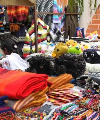 Einkaufen am traditionellen Otavalo Markt
